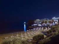 Plaża z leżakami i parasolami w Utopia Beach Club
