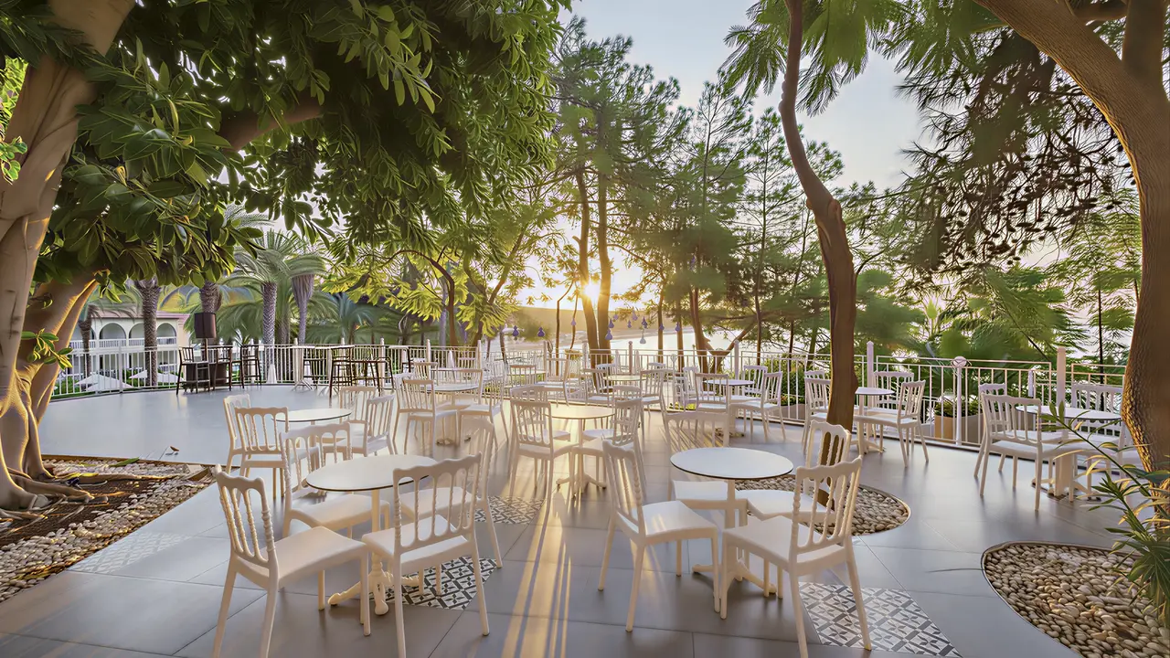 Stolik restauracyjny na zewnątrz w Utopia Beach Club