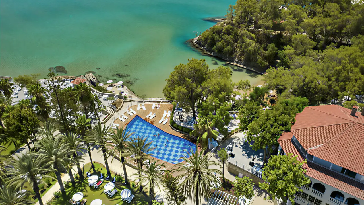 Widok na kompleks Utopia Beach Club z basenem i morzem