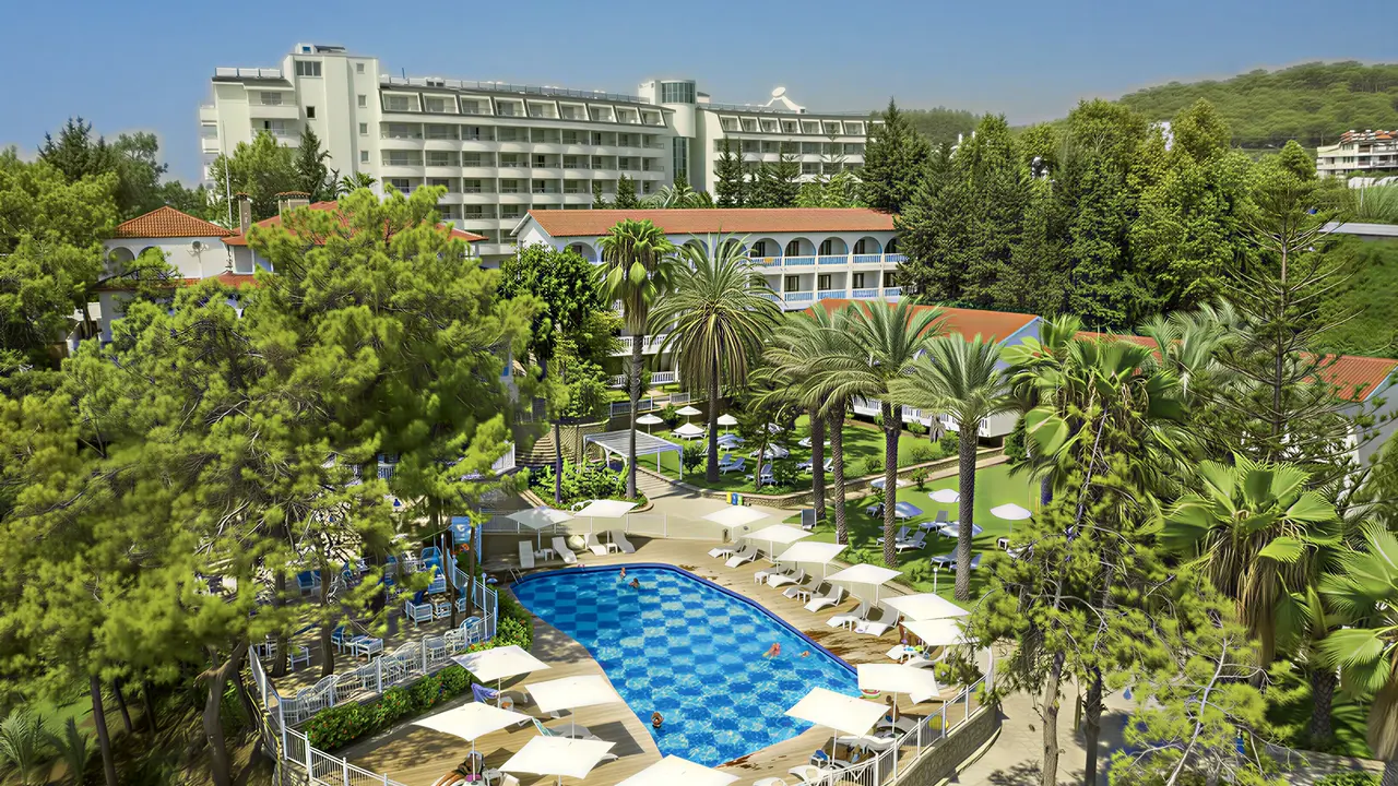 Widok na kompleks Utopia Beach Club z basenem i budynkami