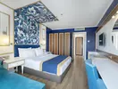 Nowoczesny pokój z łóżkiem w Utopia Beach Club