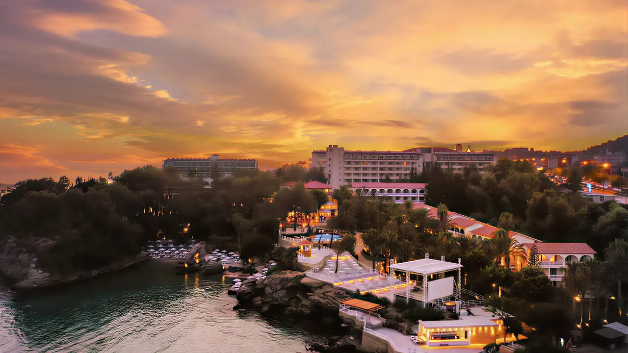 Widok na kompleks Utopia Beach Club o zachodzie słońca