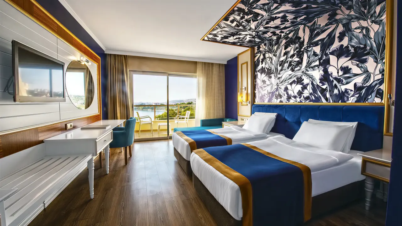 Nowoczesny pokój z łóżkami w Utopia Beach Club