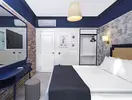 Sypialnia z dużym łóżkiem w Utopia Beach Club