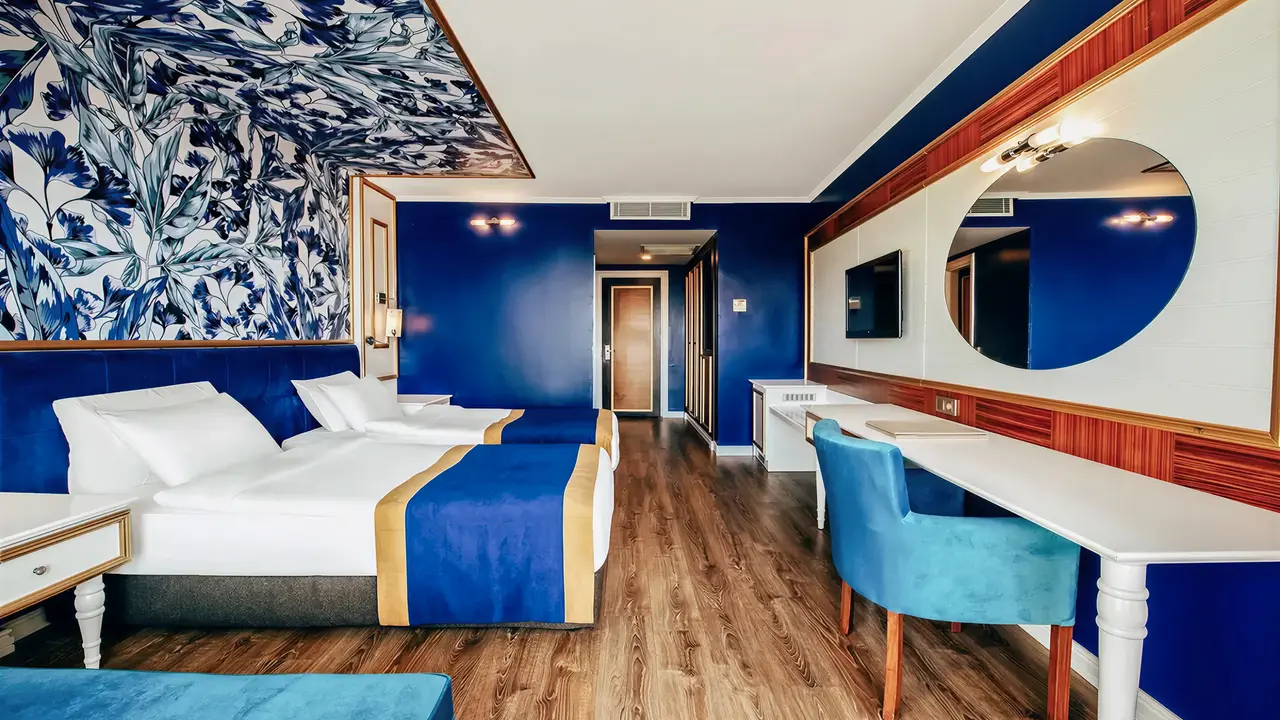 Nowoczesny pokój z łóżkami w Utopia Beach Club