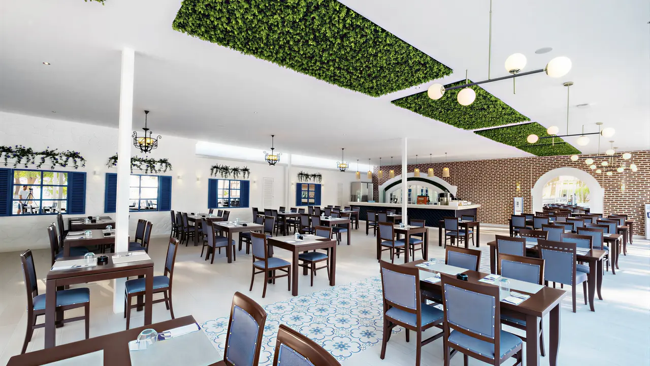Jasna restauracja w Utopia Beach Club z ustawionymi stolikami