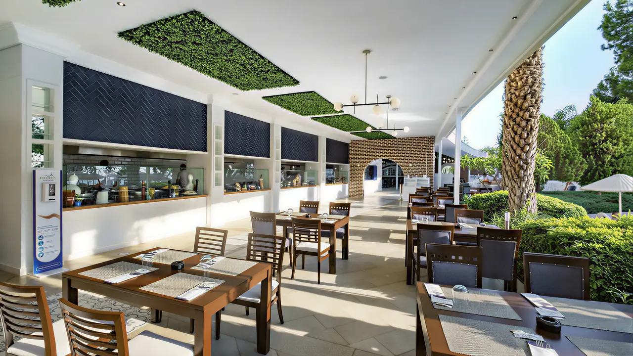Restauracja w Utopia Beach Club z ustawionymi stolikami