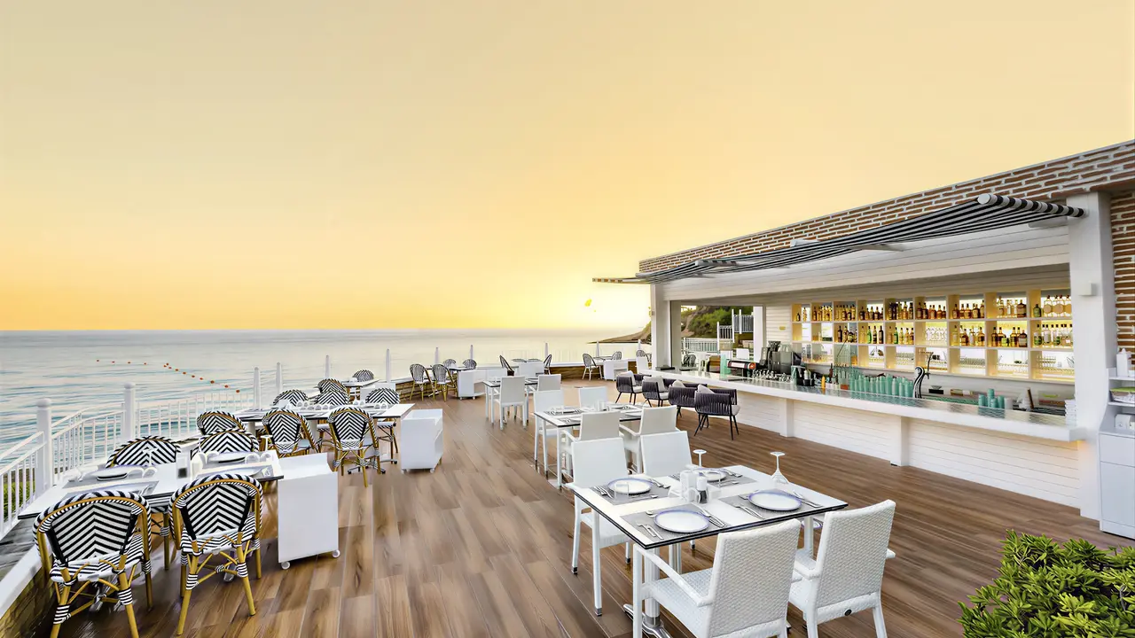 Bar na tarasie z widokiem w Utopia Beach Club