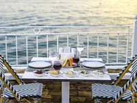 Nakryty stół z widokiem na morze w Utopia Beach Club