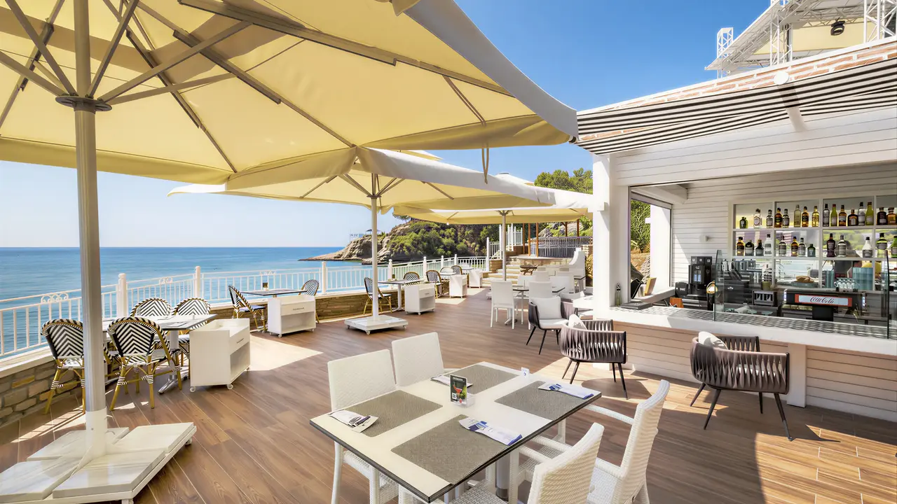 Bar z widokiem na morze w Utopia Beach Club