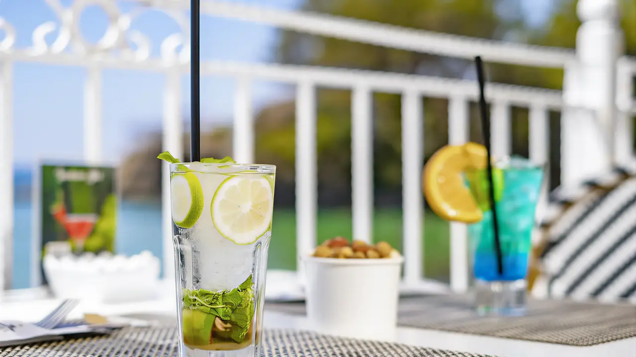 Napoje i przekąski w Utopia Beach Club