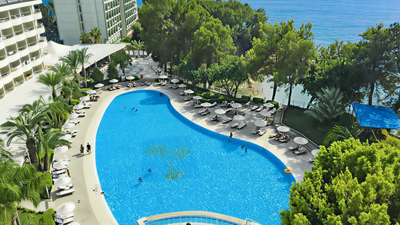 Widok na kompleks Utopia Beach Club z basenem i budynkami
