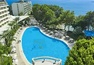 Widok na kompleks Utopia Beach Club z basenem i budynkami