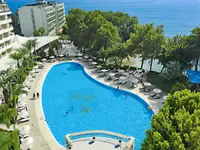 Widok na kompleks Utopia Beach Club z basenem i budynkami