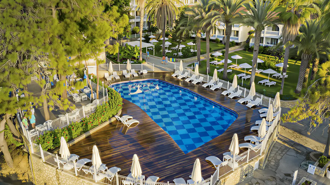 Basen z leżakami w hotelu Utopia Beach Club