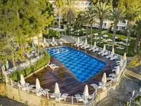 Basen z leżakami w hotelu Utopia Beach Club