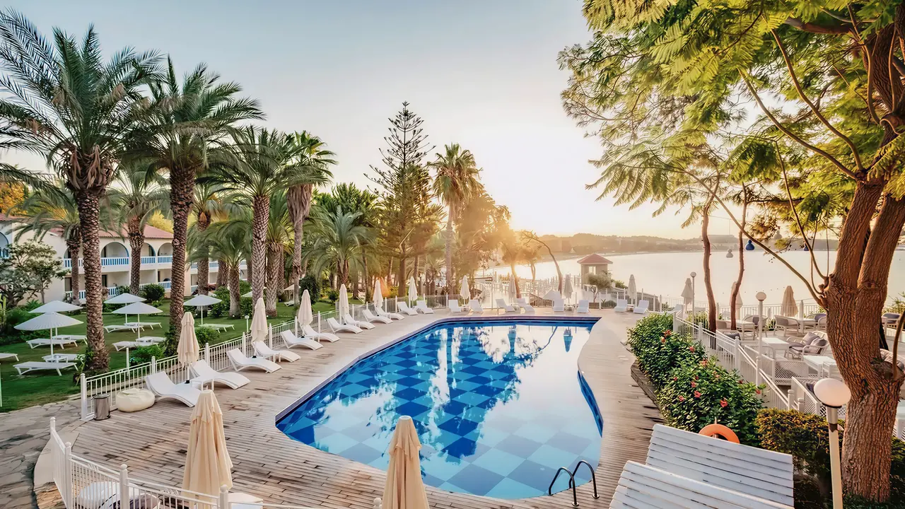 Basen z leżakami w Utopia Beach Club