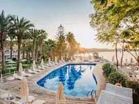 Basen z leżakami w Utopia Beach Club