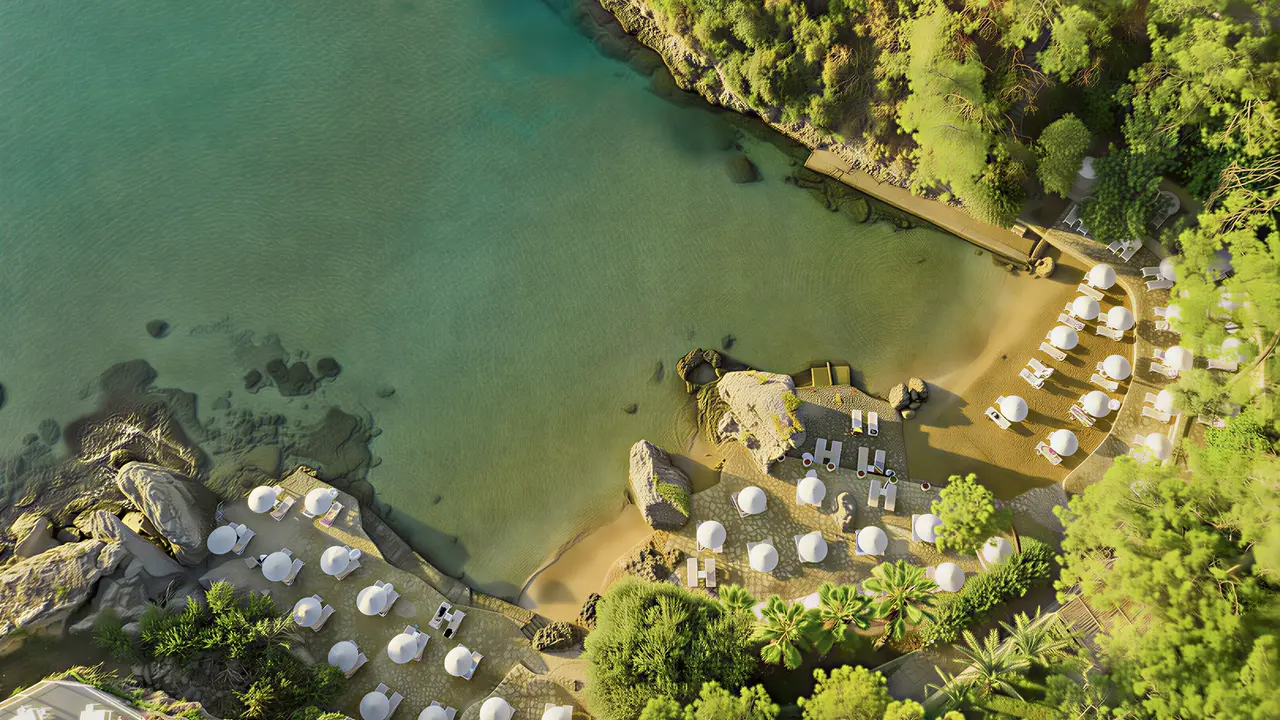 Plaża z białymi parasolami w Utopia Beach Club