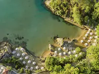 Plaża z białymi parasolami w Utopia Beach Club
