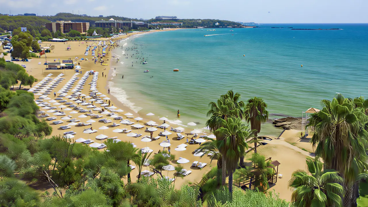 Widok na plażę i kompleks Utopia Beach Club