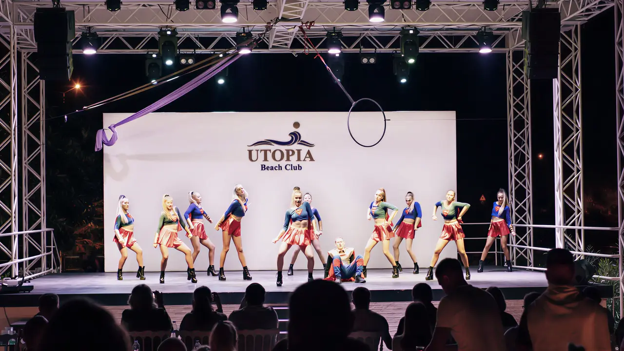 Występ artystyczny na scenie w Utopia Beach Club
