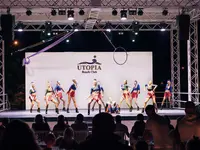Występ artystyczny na scenie w Utopia Beach Club