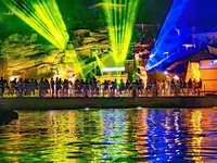 Wieczorny pokaz z oświetleniem w Utopia Beach Club