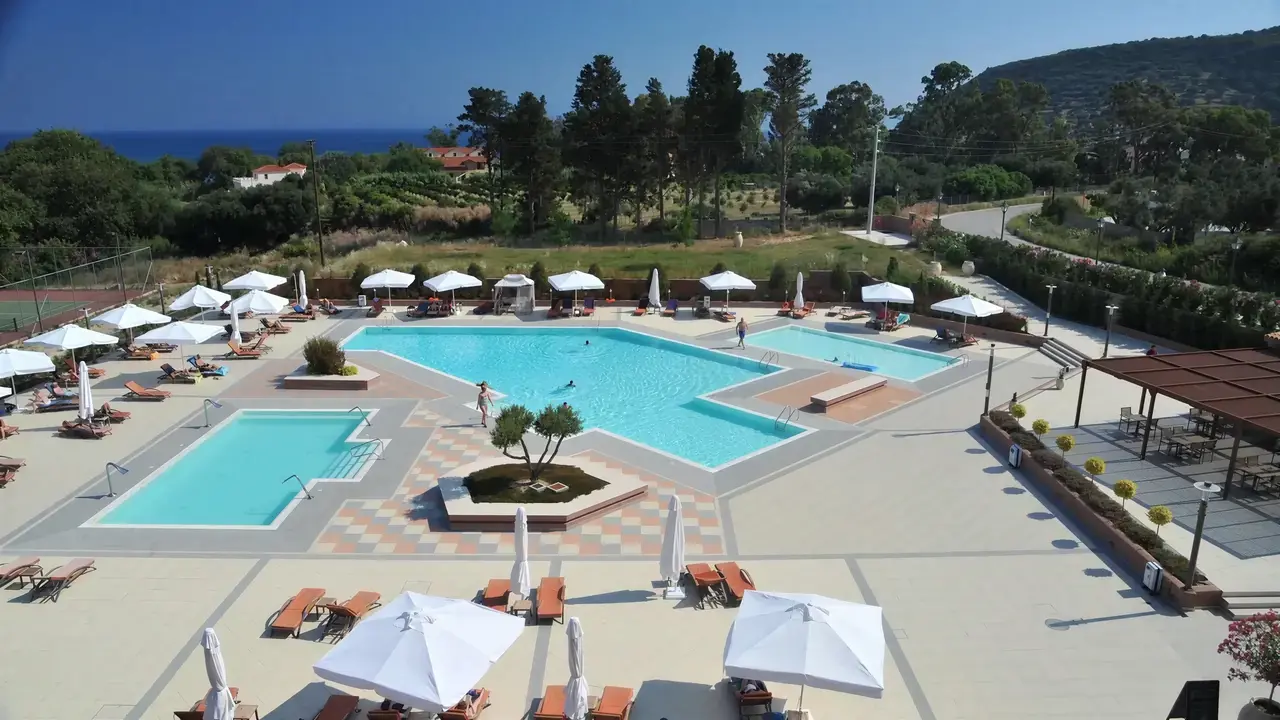 Basen z leżakami w Utopia Resort and Spa