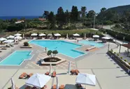 Basen z leżakami w Utopia Resort and Spa