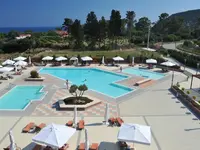 Basen z leżakami w Utopia Resort and Spa