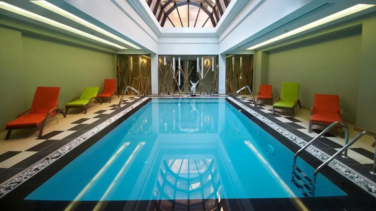 Kryty basen w Utopia Resort and Spa