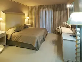 Wnętrze pokoju gościnnego w Utopia Resort and Spa