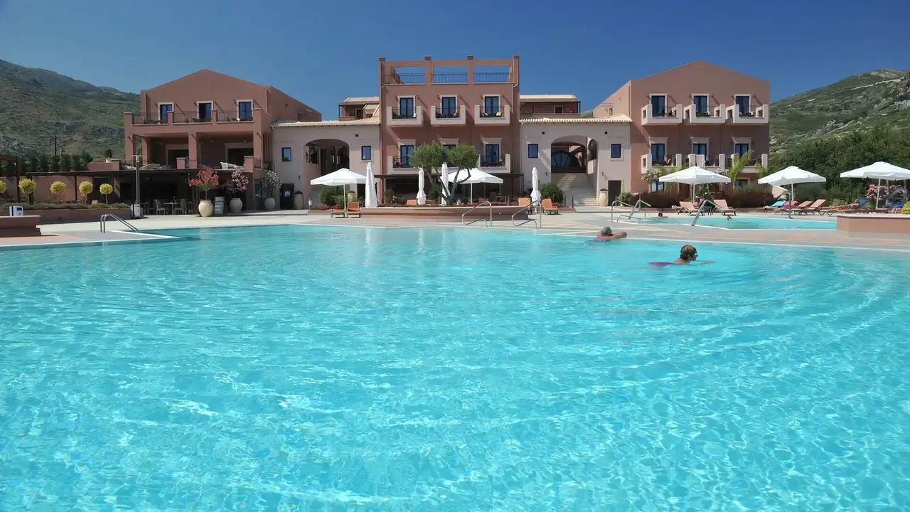 Basen przy hotelu Utopia Resort and Spa
