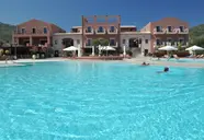 Basen przy hotelu Utopia Resort and Spa