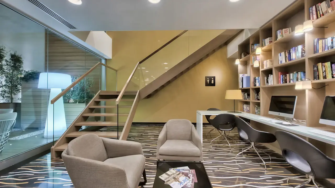 Wnętrze eleganckiej biblioteki w Valentina (Malta)