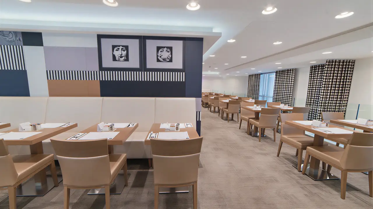 Restauracja w Valentina (Malta) z ustawionymi stolikami