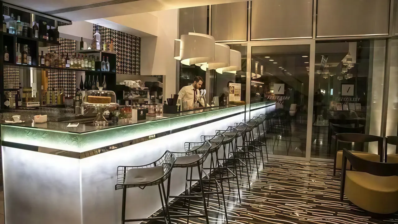 Nowoczesny bar w hotelu Valentina (Malta)