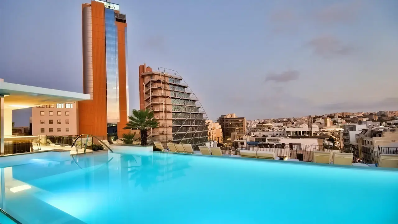 Basen na dachu w Valentina (Malta)