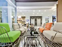 Nowoczesny lobby w Valentina (Malta) z kolorowymi fotelami