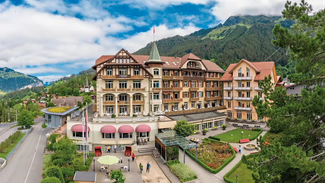 Widok na budynki Victoria Lauberhorn w górach