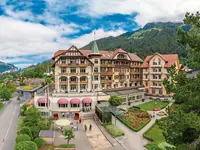 Widok na budynki Victoria Lauberhorn w górach