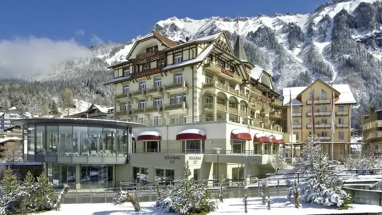 Elewacja budynku Victoria Lauberhorn w zimowej scenerii