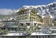 Elewacja budynku Victoria Lauberhorn w zimowej scenerii