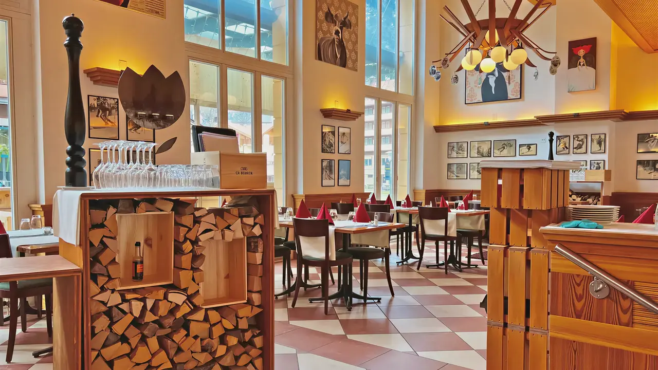 Wnętrze restauracji w Victoria Lauberhorn z nakrytymi stołami