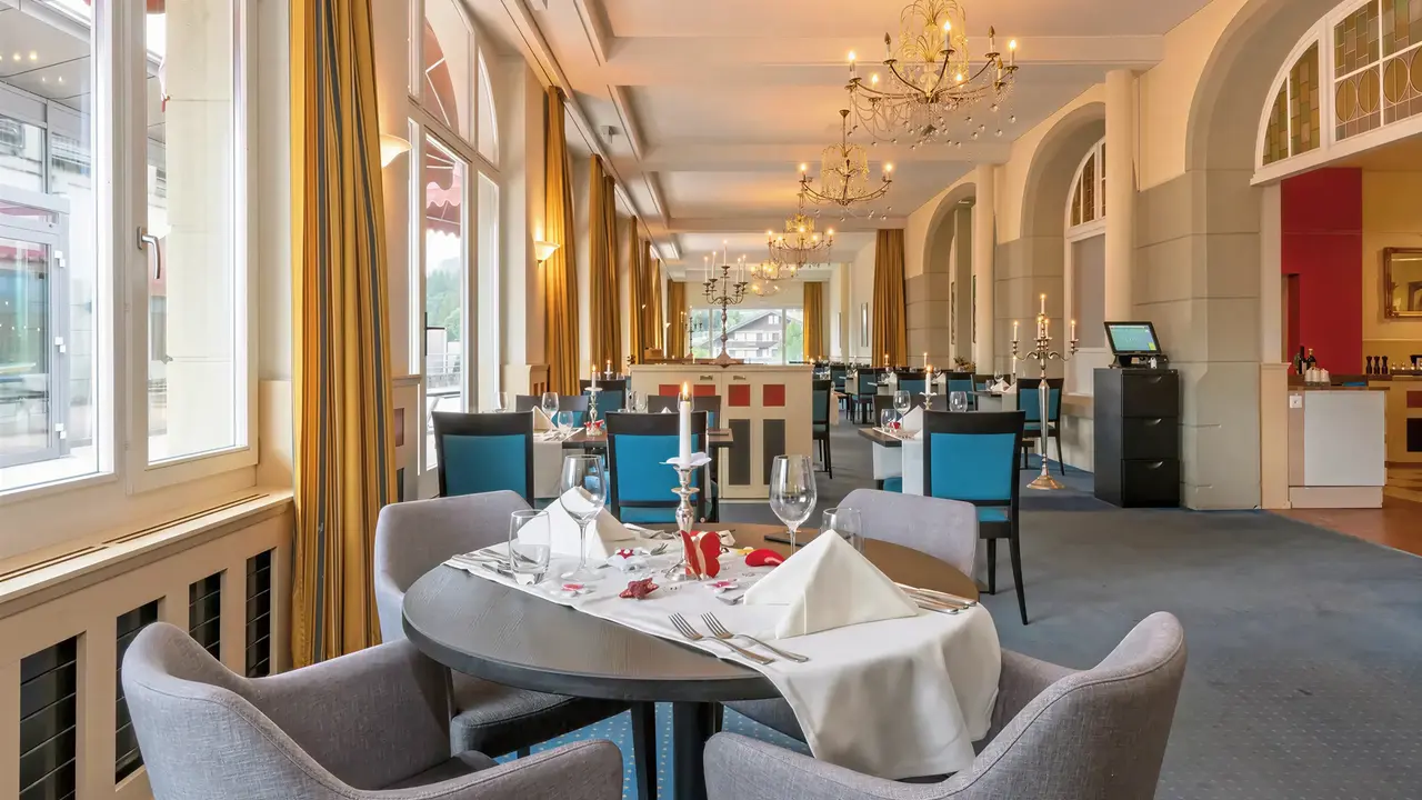 Elegancka restauracja w Victoria Lauberhorn z nakrytymi stołami