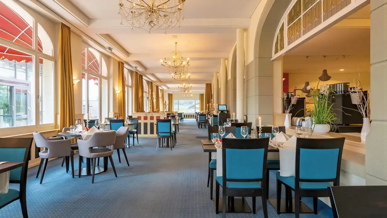 Elegancka restauracja w Victoria Lauberhorn z nakrytymi stołami