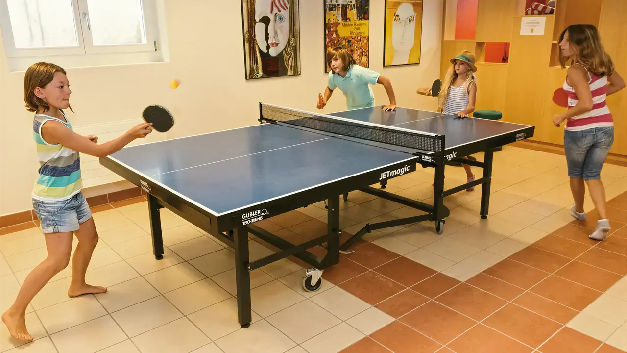 Dzieci grają w ping-pong w Victoria Lauberhorn