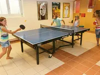 Dzieci grają w ping-pong w Victoria Lauberhorn