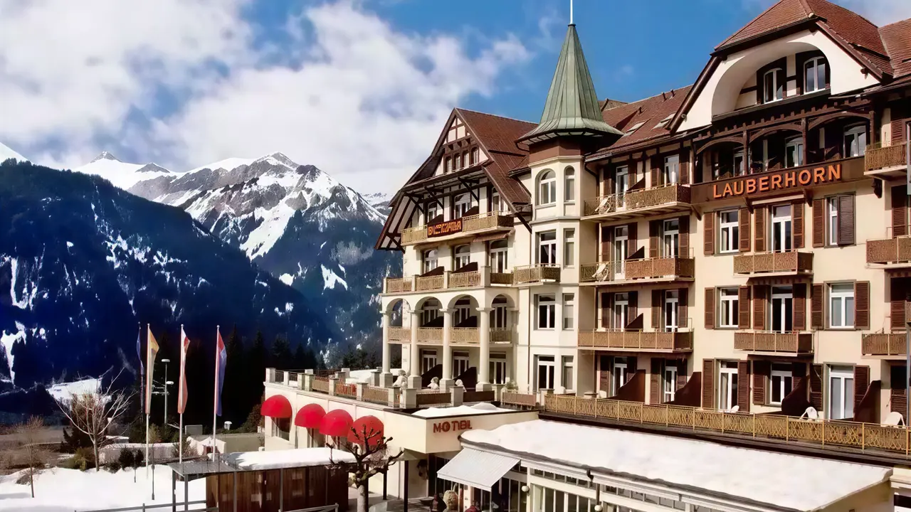 Elewacja budynku Victoria Lauberhorn na tle zimowych gór